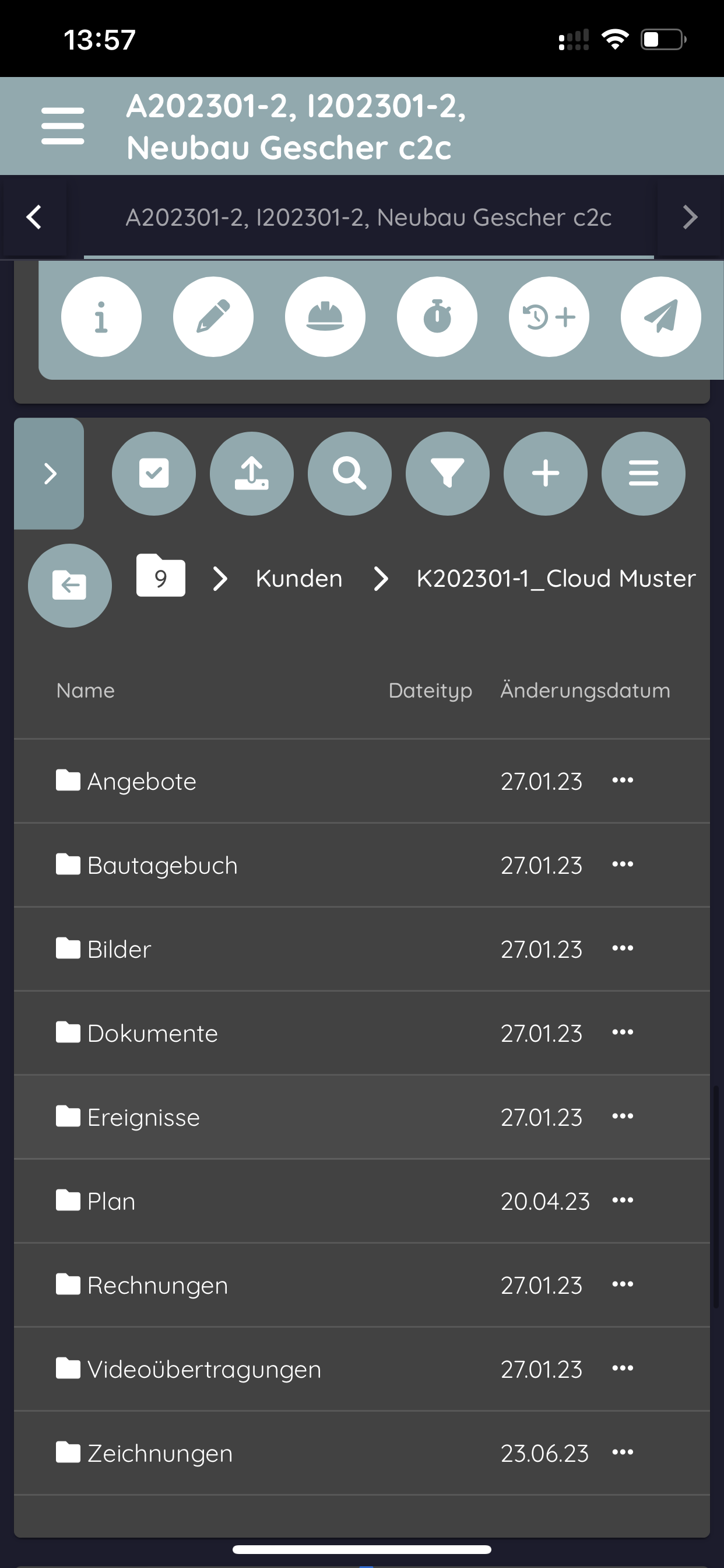 Screenshot der c2go Baumanagement Software auf einem Smartphone, die durch Cloud-Integration alle Desktop-Funktionen für Projektmanagement, Aufgabenverfolgung und Dokumentenverwaltung bietet.
